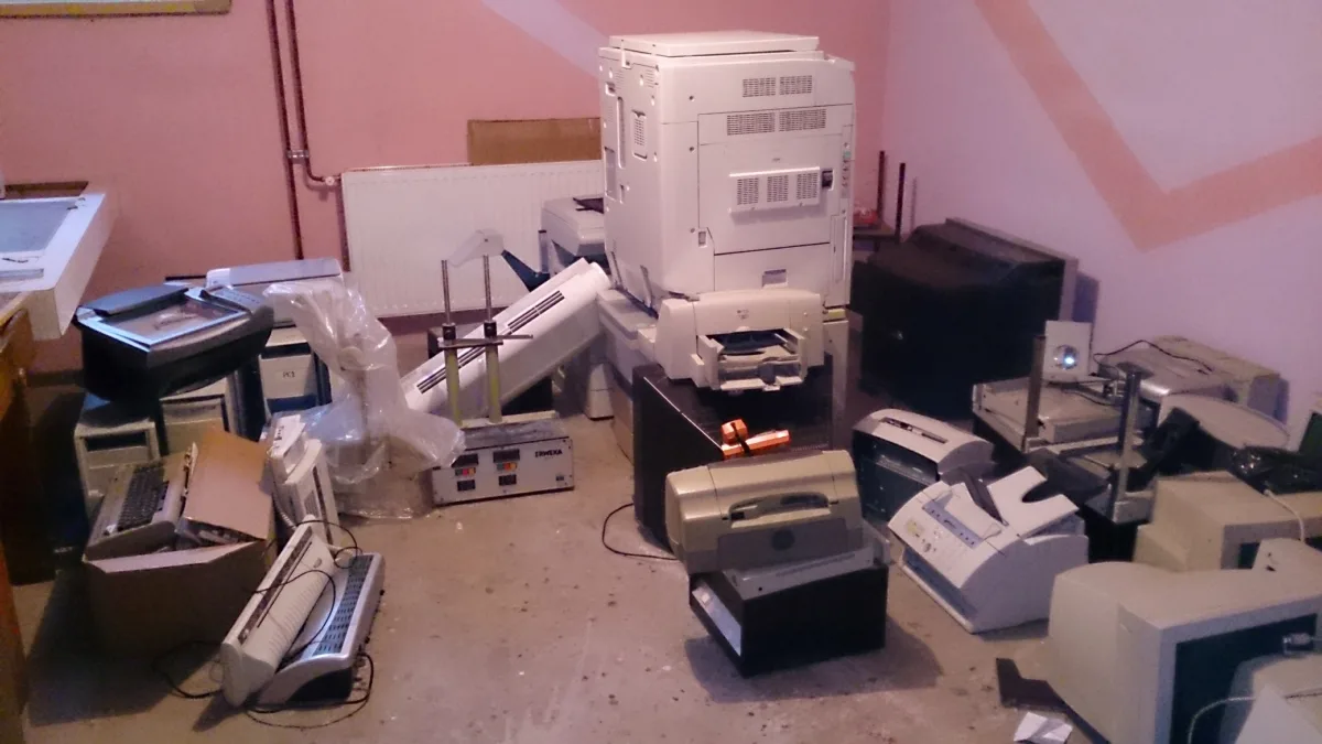 Tiskalniki, telefoni in računalniki, pripravljeni za odvoz