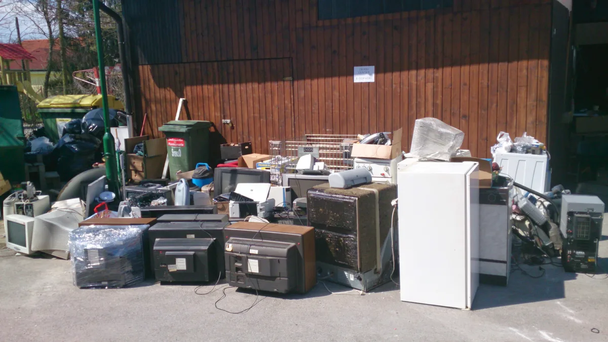Dvorišče ob telovadnici, polno odpadne elektronike
