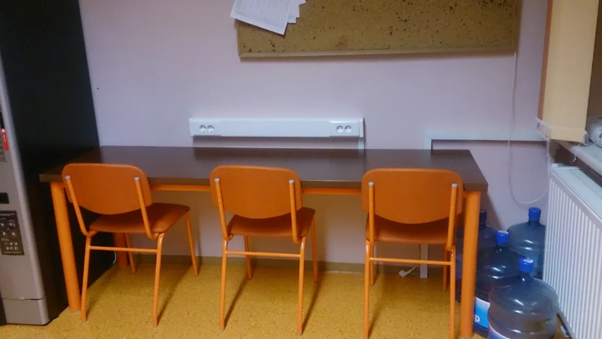 Parapet z vtičnicami ob krajši mizi za delo s prenosnikom
