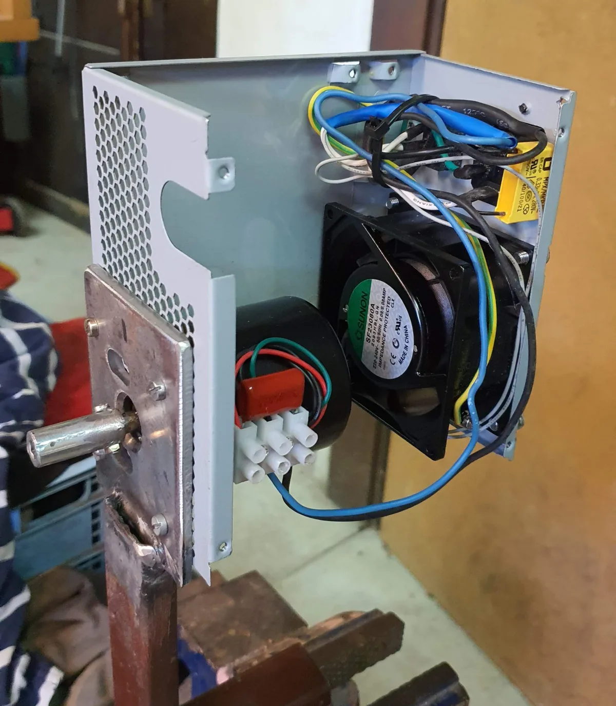 Novi pogon: asinhronski motor z ventilatorjem v ohišju starega računalniškega napajalnika
