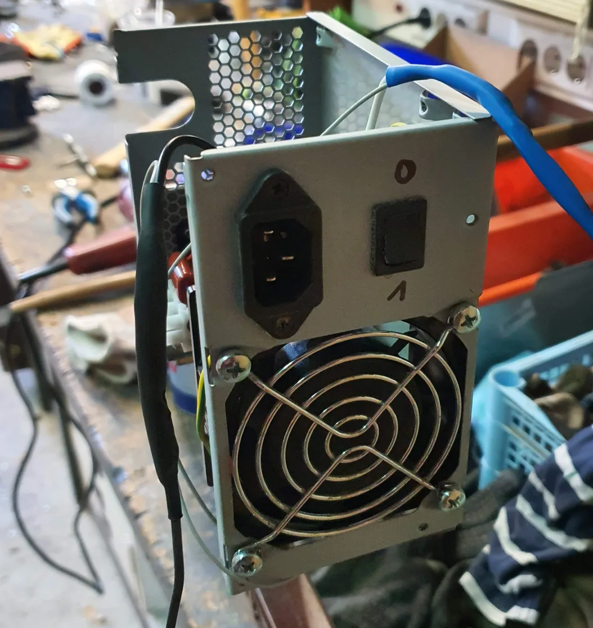 Ohišje pogona z vtičnico, stikalom in rešetko ventilatorja