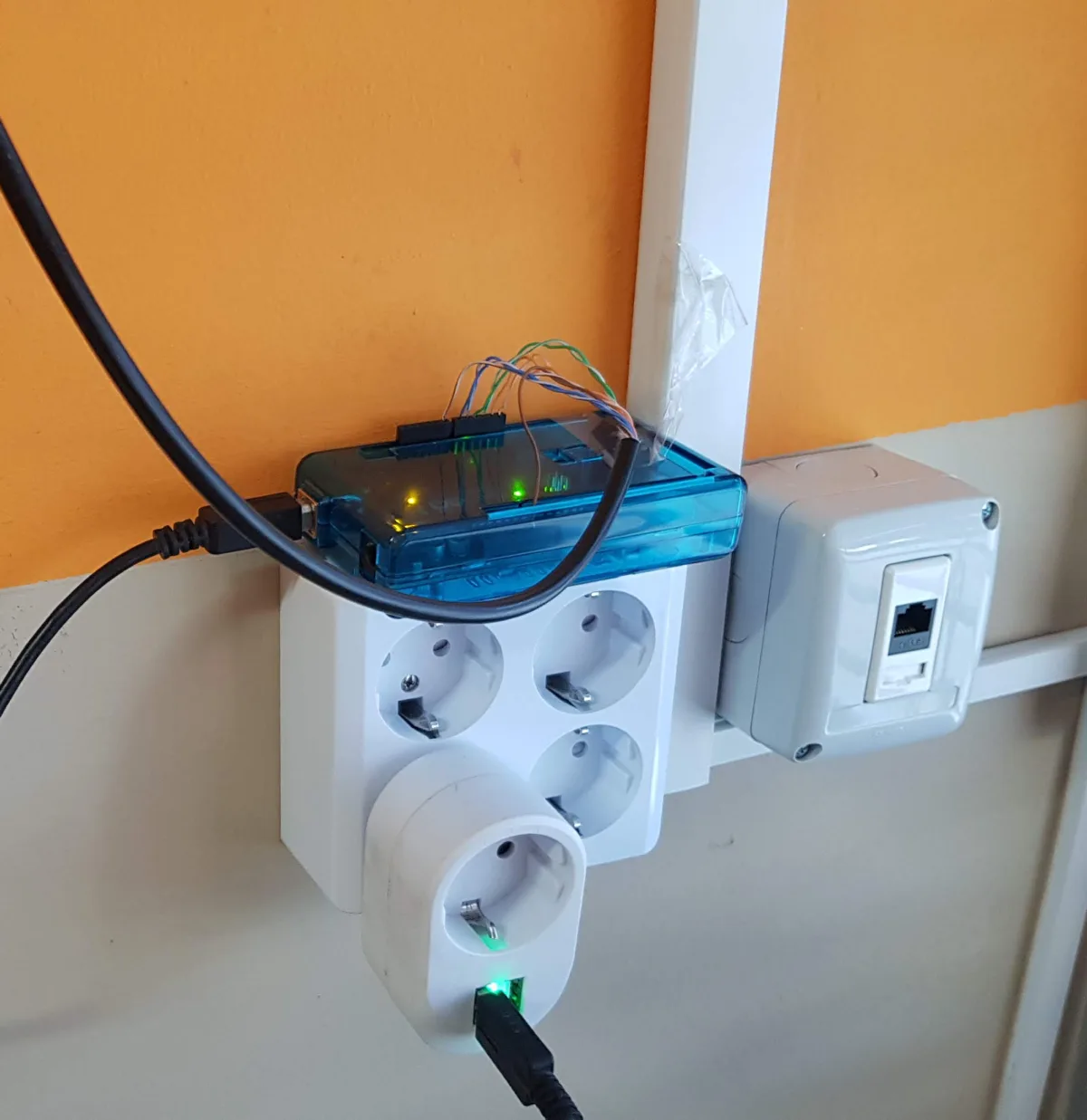 Arduino v škatlici ob vtičnici – od tod osem žic teče do razstave