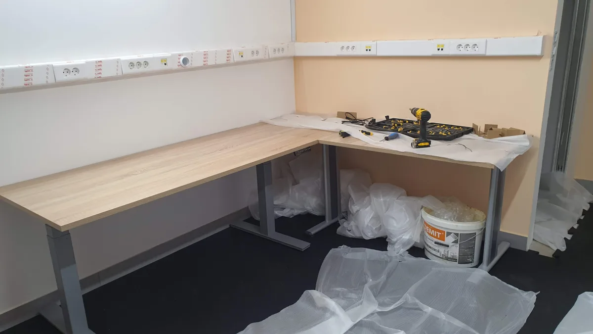 Parapet z vtičnicami in mrežnimi priključki, nova miza