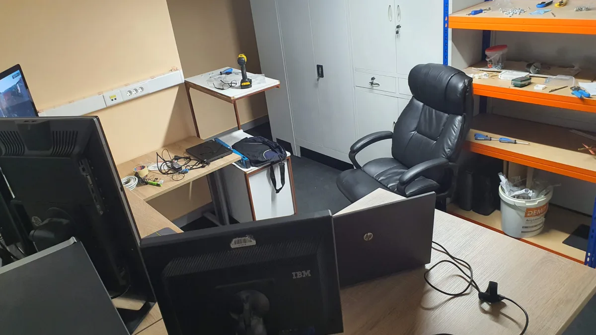 Pogled proti omaram in regalom z druge strani pisarne