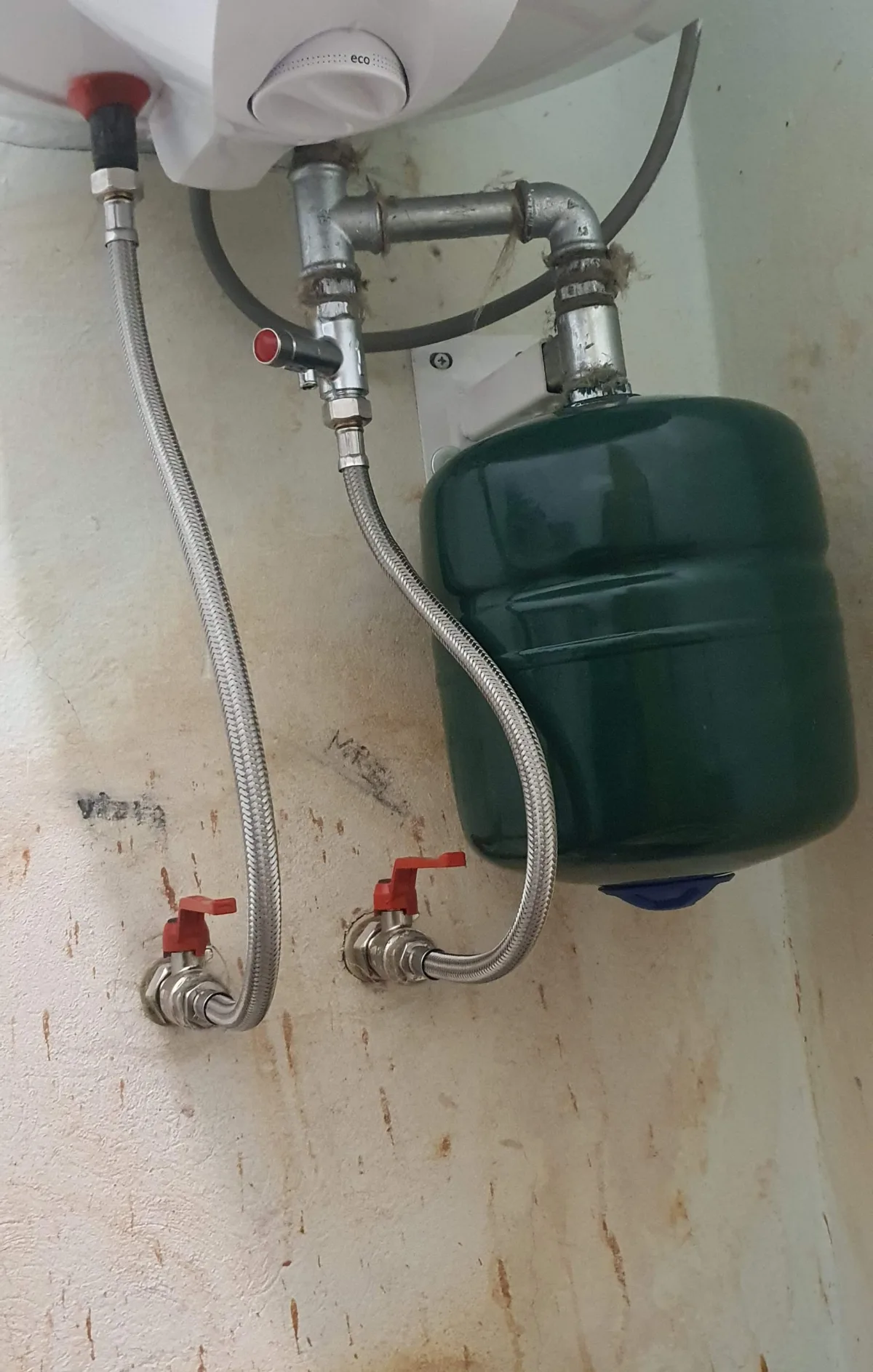 Raztezna posoda, priklopljena na dovod hladne vode