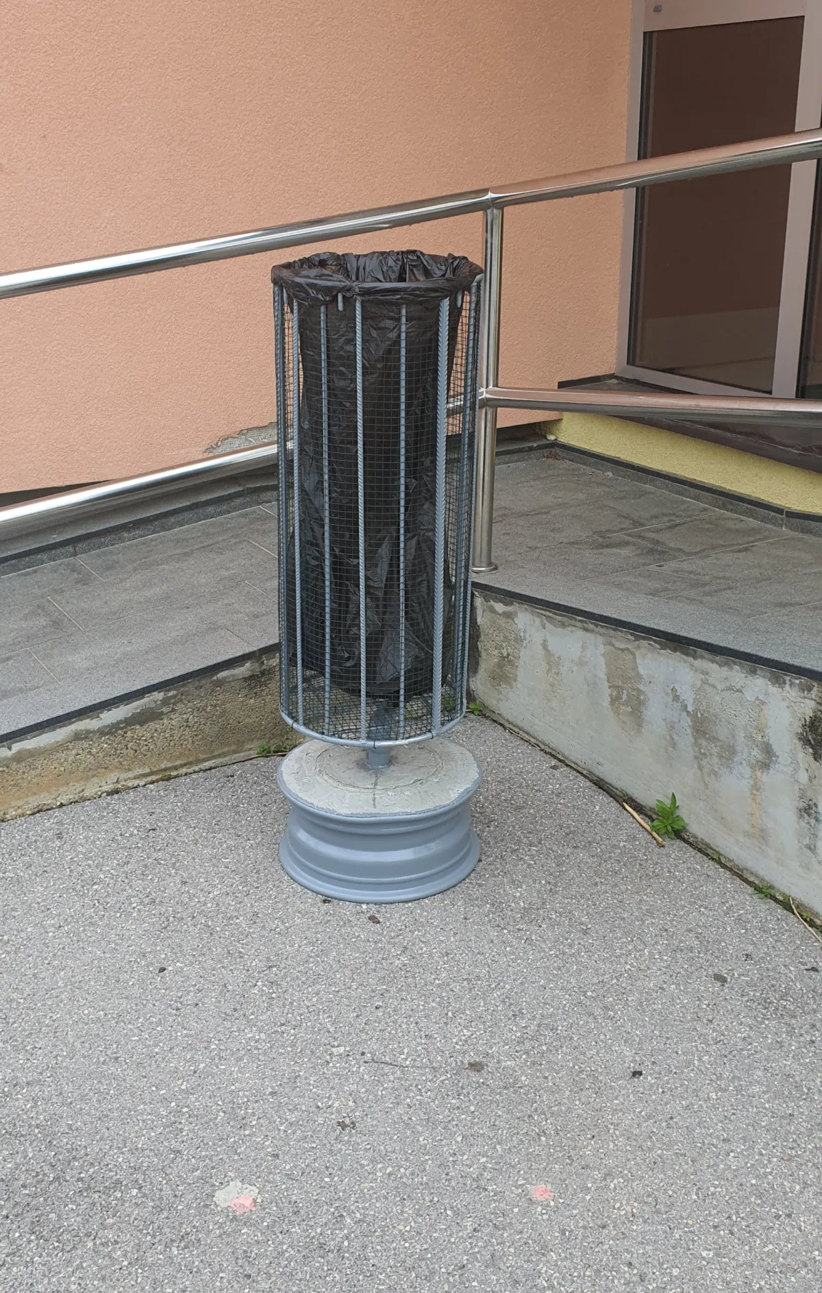 Novi koš na svojem mestu pred šolo