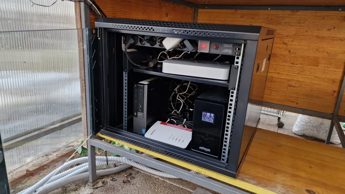 Po: računalnik, modem, UPS in snemalnik v omarici, razdelilnik dvignjen s tal
