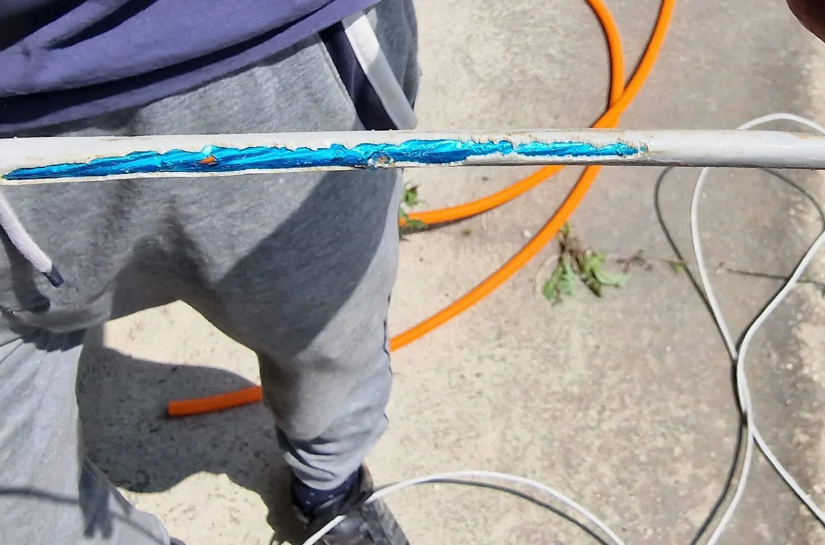 Kabel v roki: odgrizi se vrstijo drug za drugim