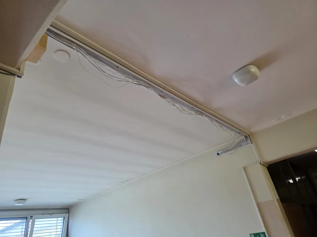 Kabelski kanal pod stropom pisarne