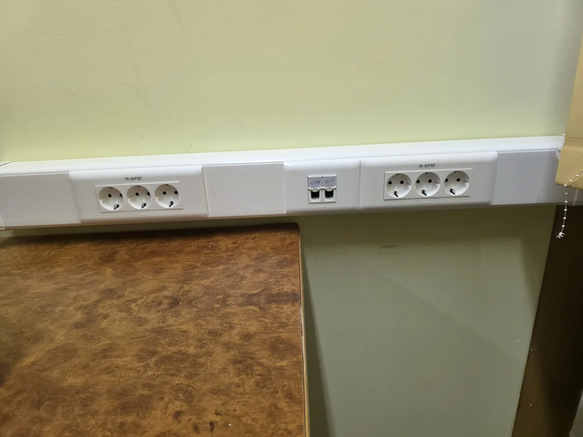 Parapet z novimi mrežnimi in električnimi vtičnicami ob delovnem mestu