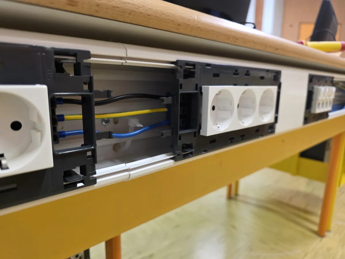 Parapet z električnimi vtičnicami in mrežnimi priključki za vsako delovno mesto